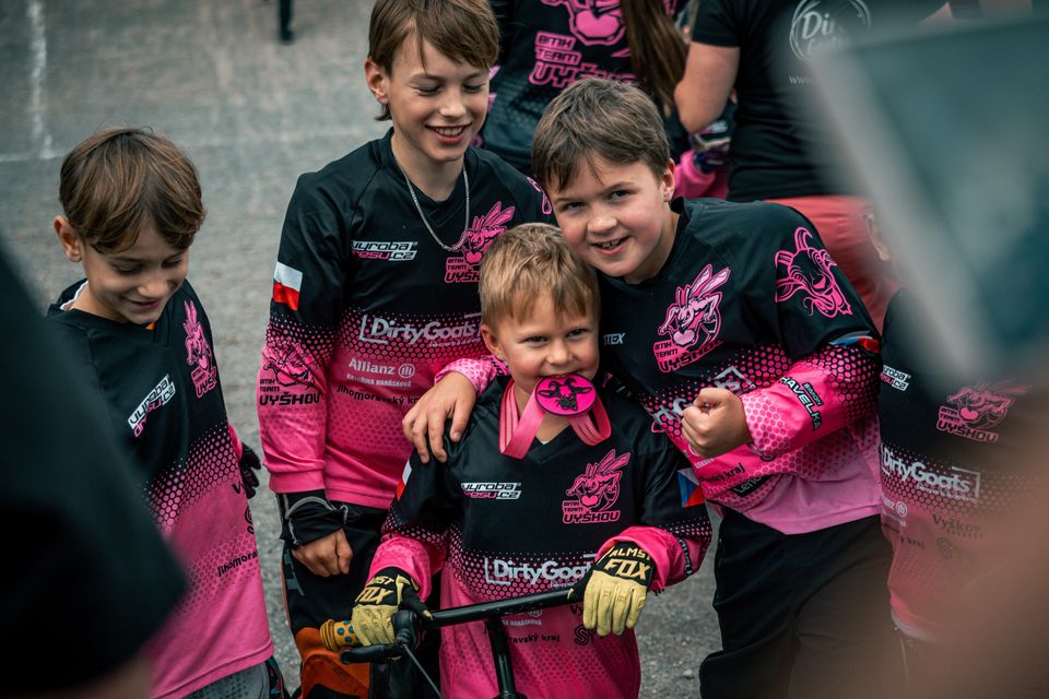 Mladí jezdci Bikros Teamu Vyškov v týmových dresech