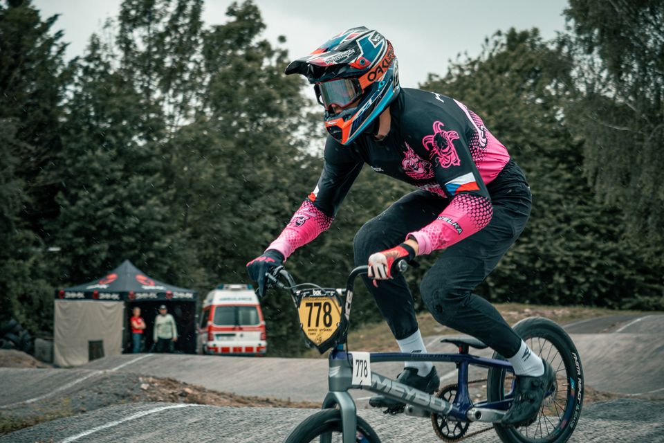 Jezdec Bikros Teamu Vyškov v týmovém dresu na trati