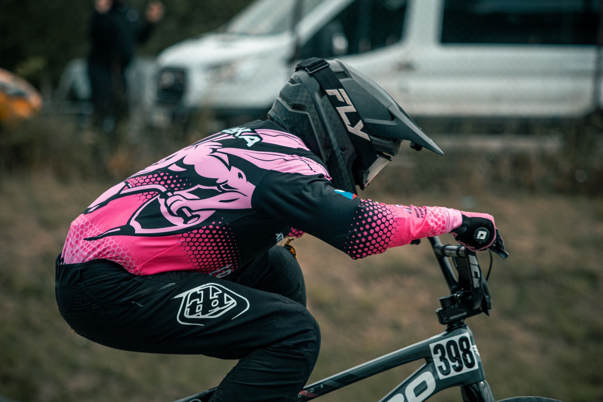 Jezdec Bikros Teamu Vyškov na startu v týmovém dresu