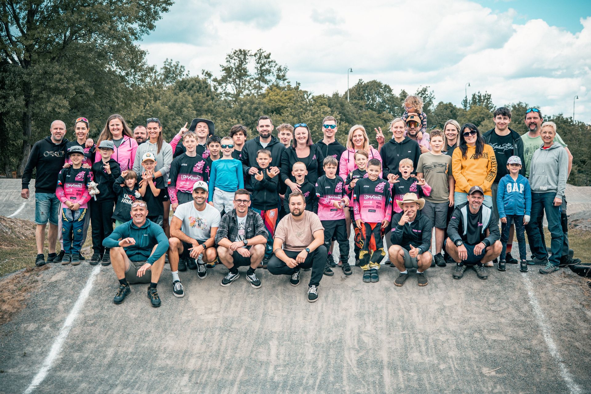 Jezdci, rodiče a členové Bikros Teamu Vyškov na bikrosové dráze