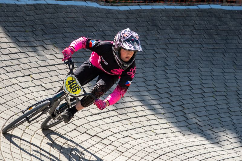 Jezdec Bikros Teamu Vyškov v růžovém dresu